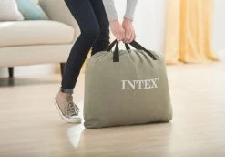 Intex Deluxe Pillow Rest Raised Luchtbed - Eenpersoons - Ingebouwde Elektrische Pomp -Winkel Voor Kampeerartikelen 1320 1900 64132 inuse1 2017 300