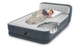 Intex Ultra Plush Headboard Luchtbed - Queensize - Ingebouwde Elektrische Pomp -Winkel Voor Kampeerartikelen 1320 1900 64448 inuse 2023 300