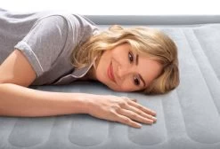 Intex Comfort Plush Luchtbed - Eenpersoons - Ingebouwde Elektrische Pomp 19 Intex Comfort Plush Luchtbed - Eenpersoons - Ingebouwde Elektrische Pomp -Winkel Voor Kampeerartikelen 1320 1900 67766 inuse4 2022 300