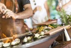 OFYR Island Corten 85 Teak Wood 11 OFYR Island Corten 85 Teak Wood -Winkel Voor Kampeerartikelen 800 1200 ofyr locatie shoot2295